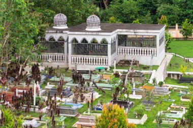 Bandar Seri Begawan, Brunei - 26 Şubat 2025: Kraliyet Anıtmezarlığı, Kubah Makam Diraja, Batu Satu 'da sayısız mezara bakan kendine özgü kubbeleri ile