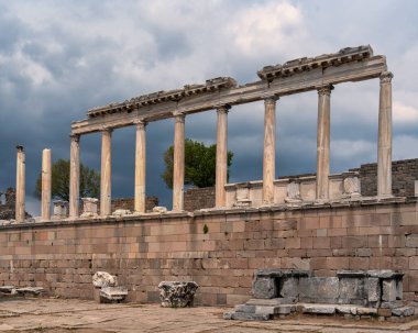 Trajan Sığınağı 'nın Antik Roma sütunları, Pergamon Akropolü, Bergama, Türkiye, bulutlu bir gökyüzü altında