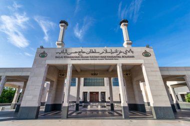 Balai Khazanah İslam Sultanı Hacı Hassanal Bolkiah, bir İslam Koleksiyonları Galerisi, Bandar Seri Begawan, Brunei. Mavi gökyüzü altında görkemli modern mimari.