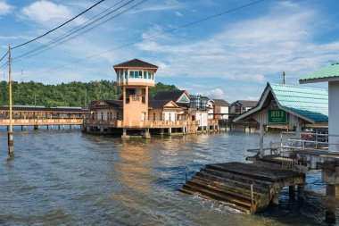 Kampong Ayer Kültür ve Turizm Galerisi 'nin Kampong Ayer, Bandar Seri Begawan, Brunei' deki gözlem kulesi. Su köyü mimarisi, parlak mavi gökyüzü altında.