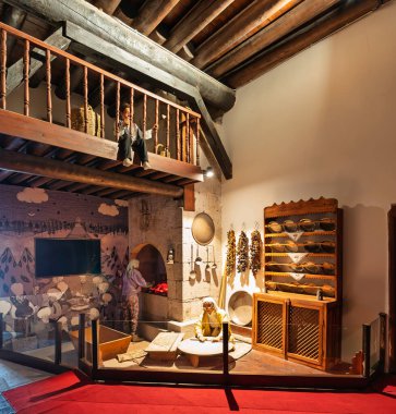 Kayseri, Türkiye - 12 Haziran 2025: Gupgupoulu Konagi, Kayseri Etnografi Müzesi. Geleneksel mutfak, mankenler ve ahşap mimarinin yer aldığı tarihi Osmanlı konağı sergisi