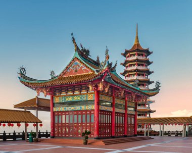 Chin Sweet Caves Tapınağı, Genting Highlands, Malezya. Geleneksel Çin tapınağı ve tapınağını açık gökyüzünün altında kırmızı fenerlerle süsleyin.