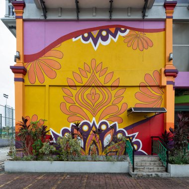 Kuala Lumpur, Malezya - 28 Şubat 2025: Küçük Hindistan 'da karışık çiçek ve mandala desenli Hindistan esinlenilmiş canlı bir duvar resmi. Özellikler bitkiler, merdivenler ve mimari ayrıntılar.