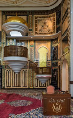 Jame Asr Hassanil Bolkiah Camii, Bandar Seri Begawan, Brunei Darussalam. Süslü altın kubbe, mini bar, karmaşık desenler ve zengin halılar büyük İslami mimariyi ön plana çıkarıyor.