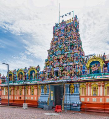 Kandaswamy Kovil Hindu tapınağı, Kuala Lumpur, Malezya. Canlı, karmaşık şekillendirilmiş gopuram bulutlu bir gökyüzünün altında renkli tanrılarla. Güzel bir kültürel dönüm noktası