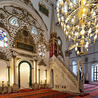Hisar Camii, İzmir, Türkiye 'de, süslü mihrab, minbar, büyük avizeler, vitray pencereler ve karmaşık İslami kaligrafi sergileniyor.