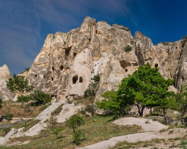 Türkiye 'nin Kapadokya kentindeki Goreme Açık Hava Müzesi' nde kaya oluşumlarına oyulmuş kiliseler. Bu UNESCO Dünya Mirası sahasında antik mağara evleri ve dini yapılar sergileniyor