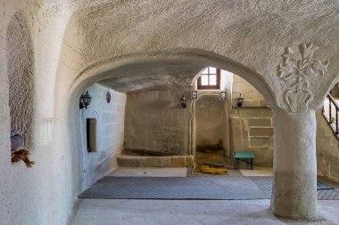 Cavusin Eski Kaya Camii, Cavusin Eski Koyu Eski Kaya Camii, Cavusin, Kapadokya, Türkiye. Antik kaya kesimi mimari, mihrab, dua halıları ve oyulmuş detaylar..