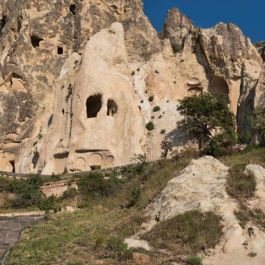 Türkiye 'nin Kapadokya kentindeki Goreme Açık Hava Müzesi' ndeki St. Catherines Kilisesi. Mavi gökyüzü altında eşsiz kaya oluşumları içinde antik mimari