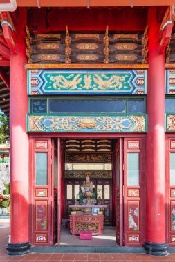 Canlı Chin Sweet Caves Tapınağı girişi, geleneksel kırmızı sütunlar, karmaşık altın oymalar, ve içinde sakin bir heykel, Genting Highlands, Pahang, Malezya.