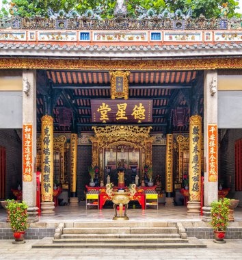 Chan She Shu Yuen Atalarının Salonu, Kuala Lumpur, Malezya. Geleneksel Çin mimarisi, altın sunak, karmaşık oymalar ve canlı çatı detayları zengin kültür mirasını gözler önüne seriyor..