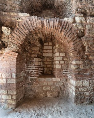 Porphyrogenitus Sarayı, Tekfur Sarayi, İstanbul, Türkiye sarayı içinde kemerli bir oyuğu olan antik taş ve tuğla duvar. Bizans mimari ayrıntıları