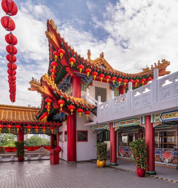 Thean Hou Tapınağı, Kuala Lumpur, Malezya, canlı kırmızı fenerler sergiliyor, geleneksel Çin mimarisini süslüyor, ve mavi gökyüzünün altında beyaz bir balustrade