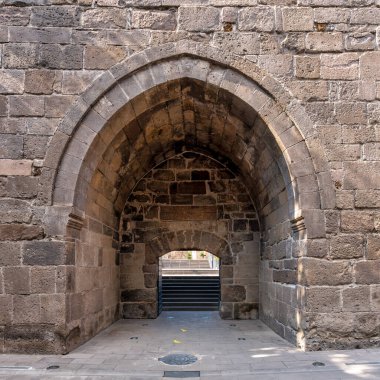 Kayseri Şatosu, Kayseri, Türkiye 'de antik taş kemer girişi. Üzerinde iç kemer, merdiven ve eski yazı olan tarihi mimari.