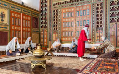 Kayseri, Türkiye - 12 Haziran 2025: Gupgupoulu Konagi, Kayseri Etnoğrafya Müzesi içinde geleneksel dekorları ve renkli ahşap duvarları ile günlük yaşamı tasvir eden mankenler