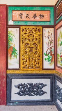 Karmaşık altın oyma, Çin kaligrafisi ve renkli yardım panelleri Chin Swee Mağara Tapınağı, Genting Highlands, Malezya