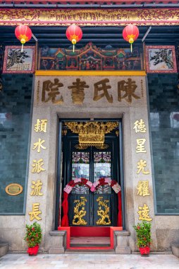 Chan She Shu Yuen 'in girişi Ataların Salonu, Kuala Lumpur, Malezya. Süslü Çin karakterleri, kırmızı fenerler, karmaşık oymalar ve geleneksel çiçek süslemeleri.