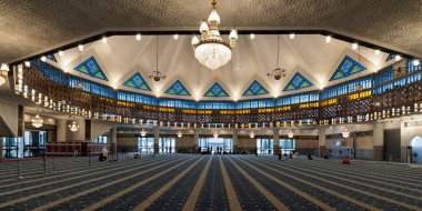 Kuala Lumpur, Malezya - 1 Mart 2025: Büyük avizeler, desenli tavan ve vitray pencerelerin yer aldığı Malezya Ulusal Camii, Mescid Negara 'nın İçi