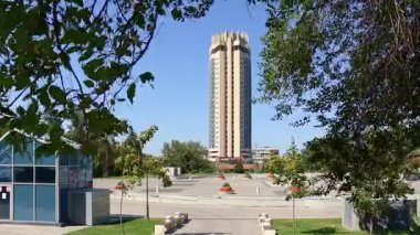 Timelapse Video, 26 Ağustos 2025 Kazakistan, Almaty, Dostyk Caddesi. Kazakistan 'ın Almaty şehrindeki Kazakistan Oteli. Almaty 'deki en popüler bina.