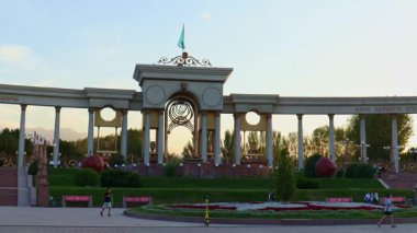 31 Ağustos 2025. Al Farabi Caddesi, Almaty 'deki Birinci Başkan Parkı.