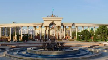 Zaman aşımı videosu, 31 Ağustos 2025. Al Farabi Caddesi, Almaty 'deki Birinci Başkan Parkı.
