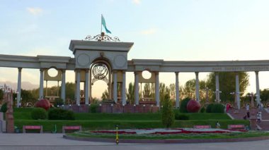 Zaman aşımı videosu, 31 Ağustos 2025. Al Farabi Caddesi, Almaty 'deki Birinci Başkan Parkı.