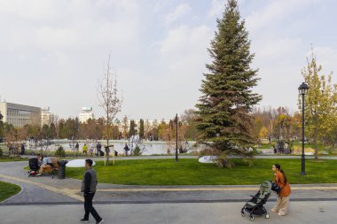 27 Ekim 2025 Almaty yeni parkı, eski başkanlık konutu, Almaty City, Kazakistan 'da inşa edildi.