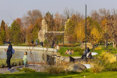 27 Ekim 2025 Almaty yeni parkı, eski başkanlık konutu, Almaty City, Kazakistan 'da inşa edildi.