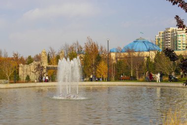 27 Ekim 2025 Almaty yeni parkı, eski başkanlık konutu, Almaty City, Kazakistan 'da inşa edildi.