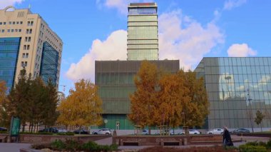 19 Ekim 2025, Nurzhol Bulvarı (Yeşil Su Bulvarı), Astana Şehri (Nur-Sultan), Kazakistan