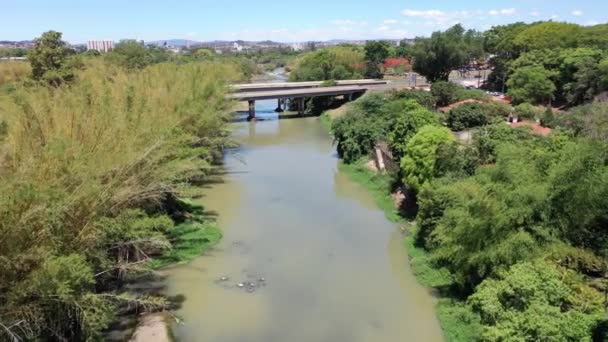 Fluss Unter Der Brücke Szene Blick Auf Die Landschaft Szene — Stockvideo