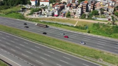 Ormanın çevresindeki otoban. Otoyol sahnesi. Yol manzaralı. Ulaşım sahnesi. Otoyol. Ormanın çevresindeki otoban. Otoyol sahnesi. Yol manzaralı. Ulaşım sahnesi. Otoyol. Ormanın çevresindeki otoban. Otoyol sahnesi. Yol görüntüsü. Ulaşım sahnesi..