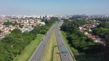 Ormanın çevresindeki otoban. Otoyol sahnesi. Yol manzaralı. Ulaşım sahnesi. Otoyol. Ormanın çevresindeki otoban. Otoyol sahnesi. Yol manzaralı. Ulaşım sahnesi. Otoyol. Ormanın çevresindeki otoban. Otoyol sahnesi. Yol görüntüsü. Ulaşım sahnesi..