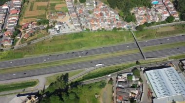 Ormanın çevresindeki otoban. Otoyol sahnesi. Yol manzaralı. Ulaşım sahnesi. Otoyol. Ormanın çevresindeki otoban. Otoyol sahnesi. Yol manzaralı. Ulaşım sahnesi. Otoyol. Ormanın çevresindeki otoban. Otoyol sahnesi. Yol görüntüsü. Ulaşım sahnesi..