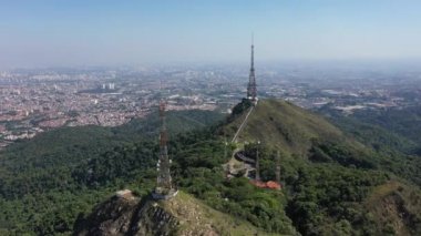 Tepe sahnesinin zirvesindeki anten. Pico do Jaragua, Sao Paulo, Brezilya. Tepe sahnesinin zirvesindeki anten. Pico do Jaragua, Sao Paulo, Brezilya. Tepe sahnesinin zirvesindeki anten. Pico do Jaragua, Sao Paulo. Anten tepenin zirvesinde..