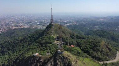 Tepe sahnesinin zirvesindeki anten. Pico do Jaragua, Sao Paulo, Brezilya. Tepe sahnesinin zirvesindeki anten. Pico do Jaragua, Sao Paulo, Brezilya. Tepe sahnesinin zirvesindeki anten. Pico do Jaragua, Sao Paulo. Anten tepenin zirvesinde..