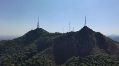 Tepe sahnesinin zirvesindeki anten. Pico do Jaragua, Sao Paulo, Brezilya. Tepe sahnesinin zirvesindeki anten. Pico do Jaragua, Sao Paulo, Brezilya. Tepe sahnesinin zirvesindeki anten. Pico do Jaragua, Sao Paulo. Anten tepenin zirvesinde..