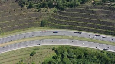 Ormanın çevresindeki otoban. Otoyol sahnesi. Yol manzaralı. Ulaşım sahnesi. Otoyol. Ormanın çevresindeki otoban. Otoyol sahnesi. Yol manzaralı. Ulaşım sahnesi. Otoyol. Ormanın çevresindeki otoban. Otoyol sahnesi. Yol görüntüsü. Ulaşım sahnesi..