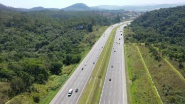 Ormanın çevresindeki otoban. Otoyol sahnesi. Yol manzaralı. Ulaşım sahnesi. Otoyol. Ormanın çevresindeki otoban. Otoyol sahnesi. Yol manzaralı. Ulaşım sahnesi. Otoyol. Ormanın çevresindeki otoban. Otoyol sahnesi. Yol görüntüsü. Ulaşım sahnesi..