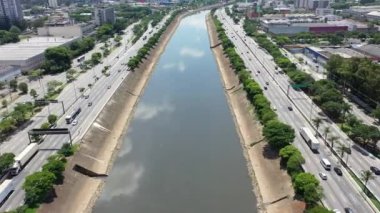 Brezilya 'nın Sao Paulo şehrinin manzarası. Tren nakil görüntüsü. Otoyol sahnesi. Yol manzarası. Şehir hayatı. Sao Paulo, Brezilya 'nın şehir manzarası. Tren nakil görüntüsü. Otoyol sahnesi. Yol manzarası. Şehir hayatı. Sao Paulo, Brezilya 'nın şehir manzarası.. 
