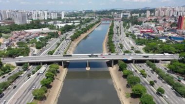 Brezilya 'nın Sao Paulo şehrinin manzarası. Tren nakil görüntüsü. Otoyol sahnesi. Yol manzarası. Şehir hayatı. Sao Paulo, Brezilya 'nın şehir manzarası. Tren nakil görüntüsü. Otoyol sahnesi. Yol manzarası. Şehir hayatı. Sao Paulo, Brezilya 'nın şehir manzarası.. 