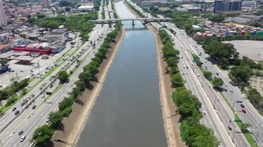 Brezilya 'nın Sao Paulo şehrinin manzarası. Tren nakil görüntüsü. Otoyol sahnesi. Yol manzarası. Şehir hayatı. Sao Paulo, Brezilya 'nın şehir manzarası. Tren nakil görüntüsü. Otoyol sahnesi. Yol manzarası. Şehir hayatı. Sao Paulo, Brezilya 'nın şehir manzarası.. 
