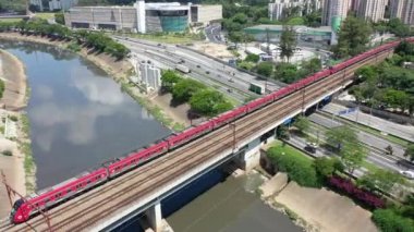 Brezilya 'nın Sao Paulo şehrinin manzarası. Tren nakil görüntüsü. Otoyol sahnesi. Yol manzarası. Şehir hayatı. Sao Paulo, Brezilya 'nın şehir manzarası. Tren nakil görüntüsü. Otoyol sahnesi. Yol manzarası. Şehir hayatı. Sao Paulo, Brezilya 'nın şehir manzarası.. 