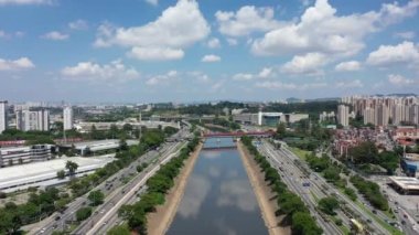 Brezilya 'nın Sao Paulo şehrinin manzarası. Tren nakil görüntüsü. Otoyol sahnesi. Yol manzarası. Şehir hayatı. Sao Paulo, Brezilya 'nın şehir manzarası. Tren nakil görüntüsü. Otoyol sahnesi. Yol manzarası. Şehir hayatı. Sao Paulo, Brezilya 'nın şehir manzarası.. 