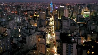 Gökdelen, Coronavirus 'a bağlı sağlık çalışanlarını onurlandırmak için dekore edildi. Aydınlatılmış şehir manzarası. Sao Paulo, Brezilya. Kyscraper aydınlatıldı. Gece hayatı. Şehir hayatı. Sao Paulo, Brezilya. Kyscraper aydınlatıldı. Gece hayatı. Şehir hayatı sahnesi.