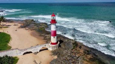 Itapua sahilindeki deniz feneri manzaralı, Salvador, Bahia, Brezilya. Itapua sahilindeki deniz feneri manzaralı, Salvador, Brezilya. Itapua sahilindeki deniz feneri manzaralı..