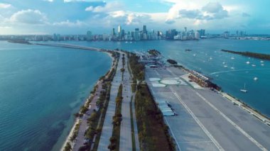 Biscayne Körfezi 'ndeki deniz manzaralı köprü, Miami, ABD. Biscayne Körfezi 'ndeki deniz manzaralı köprü, Miami, ABD. Biscayne Körfezi 'ndeki deniz manzaralı köprü, Miami, ABD.