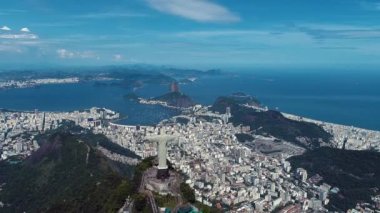 Rio de Janeiro şehrinin tepesindeki Kurtarıcı İsa heykeli. Rio de Janeiro şehrinin tepesindeki Kurtarıcı heykeli. Brezilya 'nın Rio de Janeiro şehrindeki tepenin tepesindeki Kurtarıcı heykeli..