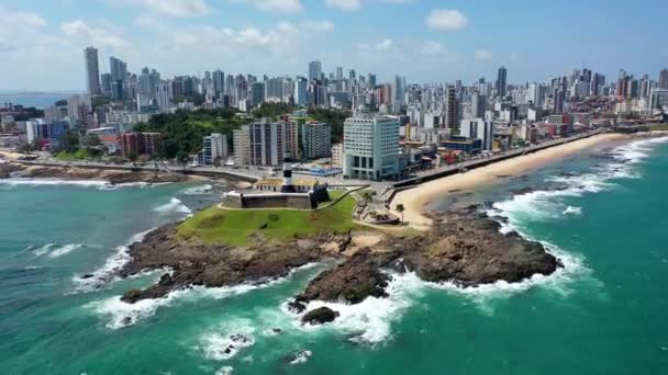 サルバドール バイーア ブラジルのビーチシーン 灯台の海の景色サルバドール バイーア ブラジルのビーチシーン 灯台の海の景色サルバドール バイーア ブラジルのビーチシーン 灯台の景観 — ストック動画