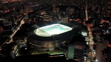 Aydınlatılmış Allianz futbol stadyumu, Sao Paulo, Brezilya. Aydınlatılmış Allianz futbol stadyumunun gece manzarası, Sao Paulo, Brezilya. Aydınlatılmış Allianz futbol stadyumu, Sao Paulo, Brezilya. Gece görüşü..